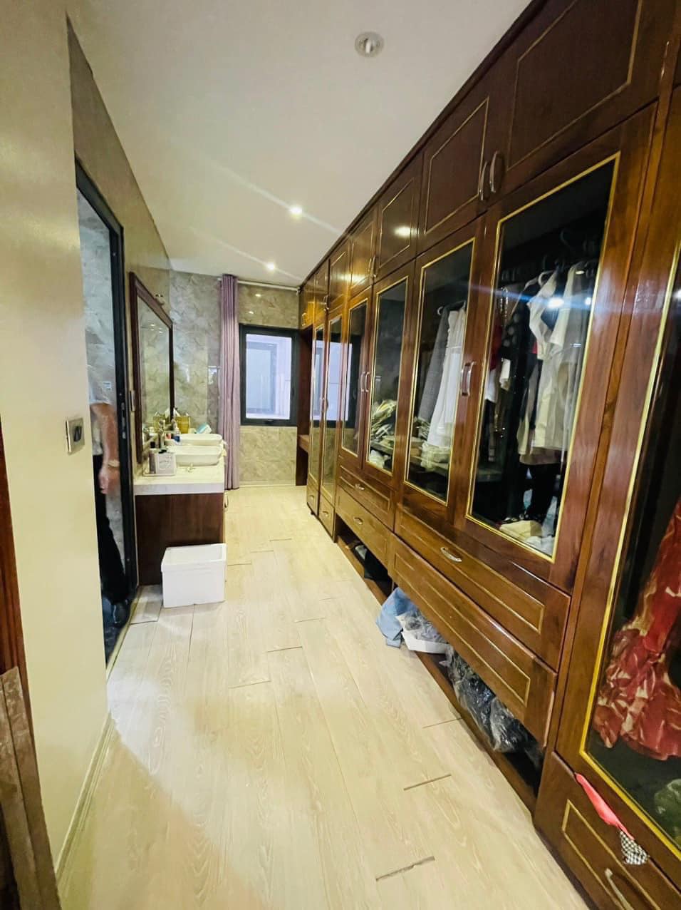 Bán Nhà 4 Tầng 1 Tum Vinhome 90m2,MT:6m.H:Tây Bắc Full Nội Thất