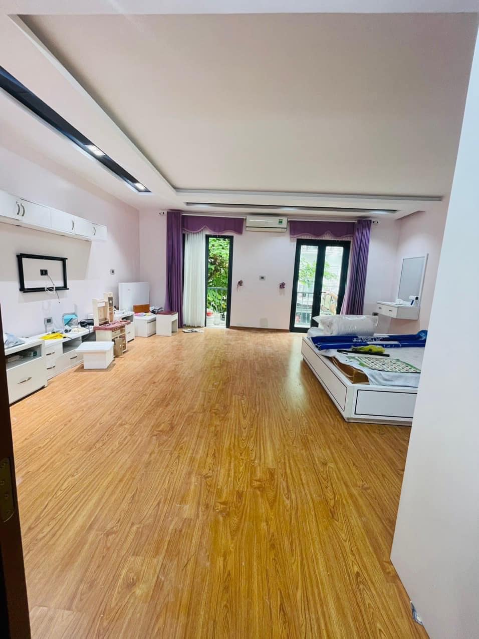 Bán Nhà 4 Tầng 1 Tum Vinhome 90m2,MT:6m.H:Tây Bắc Full Nội Thất