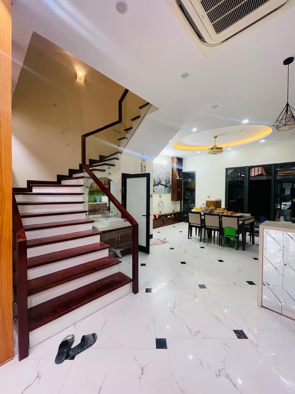 Bán Nhà 4 Tầng 1 Tum Vinhome 90m2,MT:6m.H:Tây Bắc Full Nội Thất