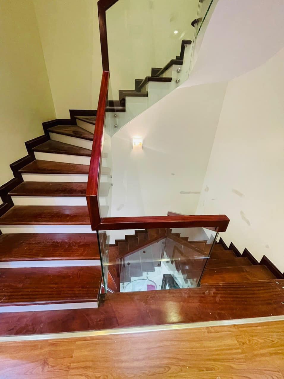 Bán Nhà 4 Tầng 1 Tum Vinhome 90m2,MT:6m.H:Tây Bắc Full Nội Thất