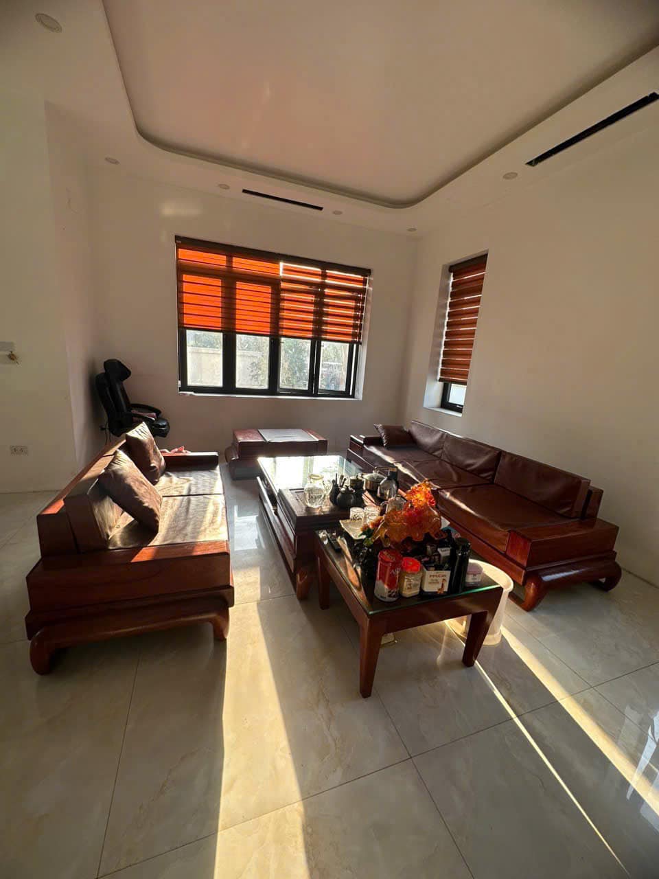 Bán Biệt Thự Khu Sân Bóng Thẩm Gia,P.Cao Xanh. DT: 240m2,MT:12m
