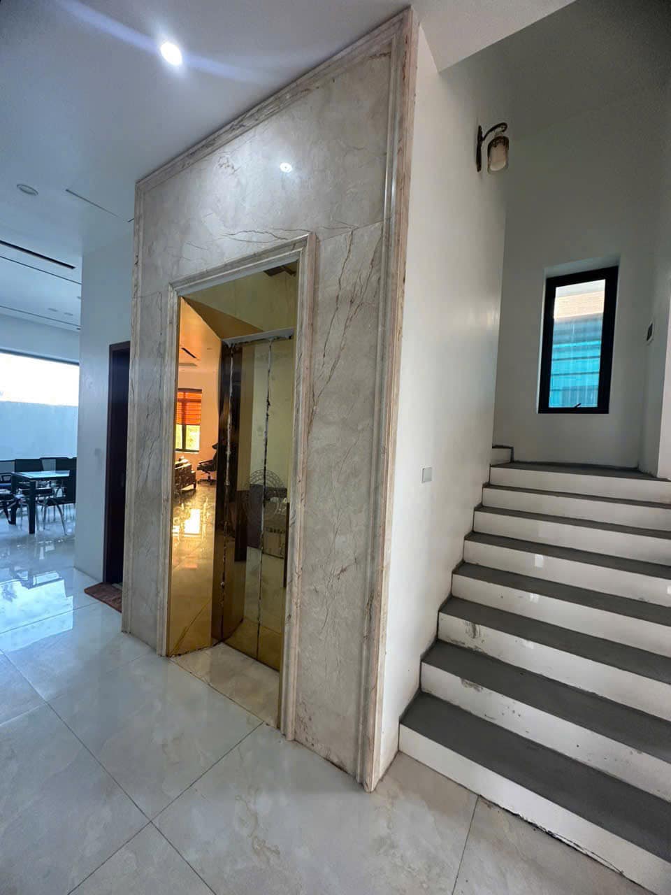 Bán Biệt Thự Khu Sân Bóng Thẩm Gia,P.Cao Xanh. DT: 240m2,MT:12m