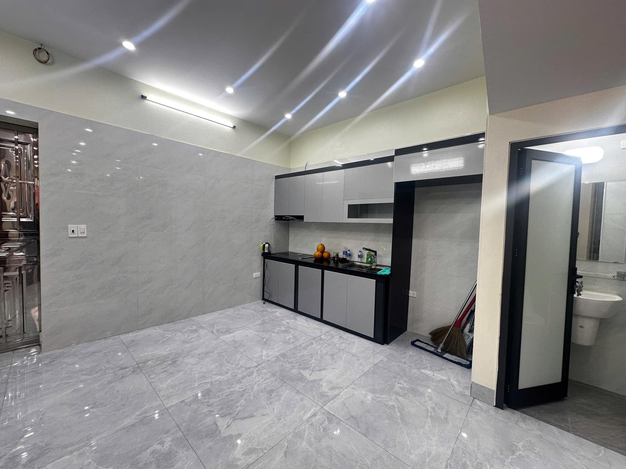 Bán nhà 3 Tầng Ngõ 9 Nguyễn Văn Cừ,P.Hồng Hải. DT:52.5m2,MT:5m Ô Góc !!!