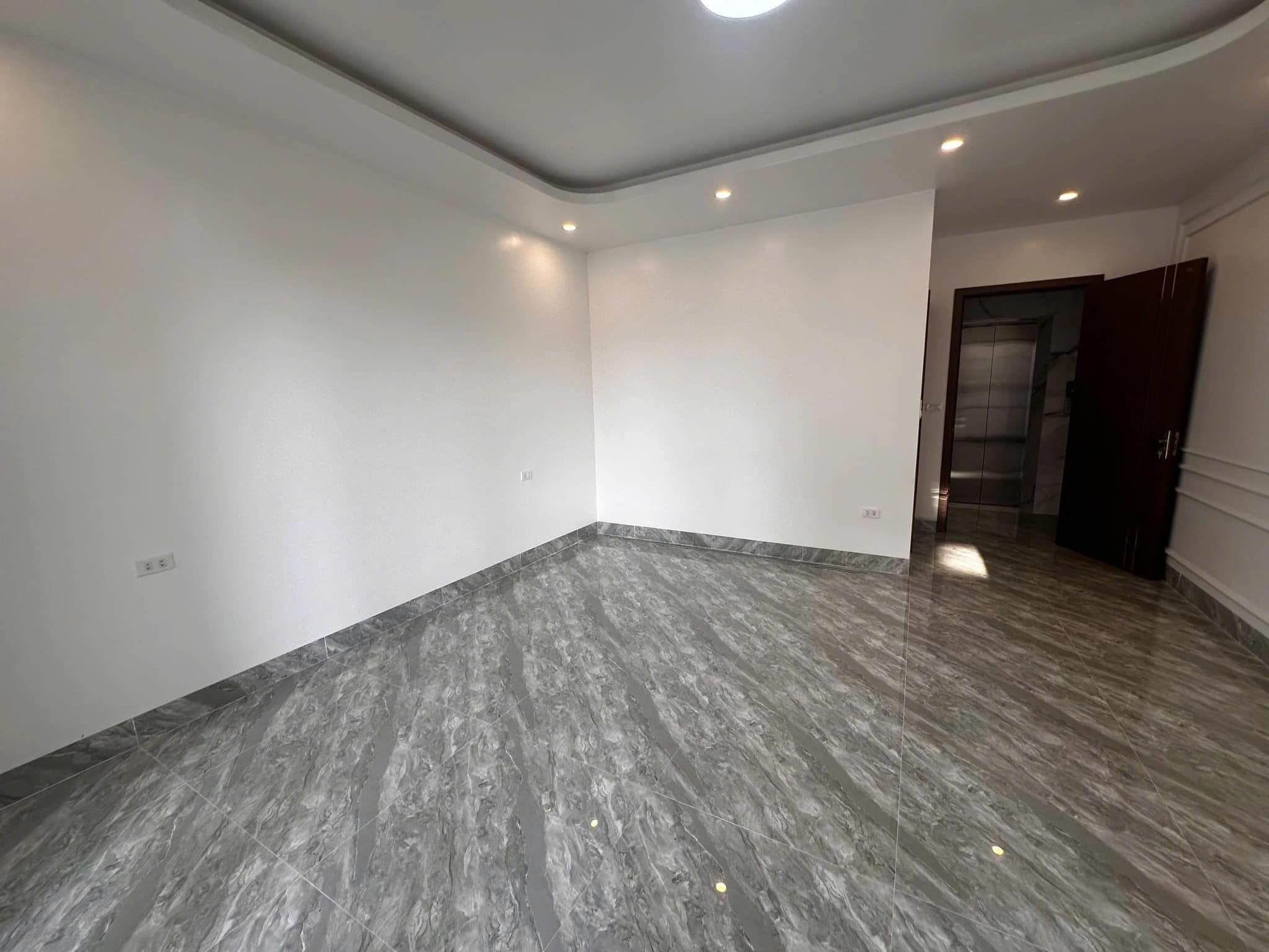 Bán nhà 5.5 Tầng gần Big C,Cột 5,P.Hồng Hải. DT:45m2 Có Thang Máy !!!