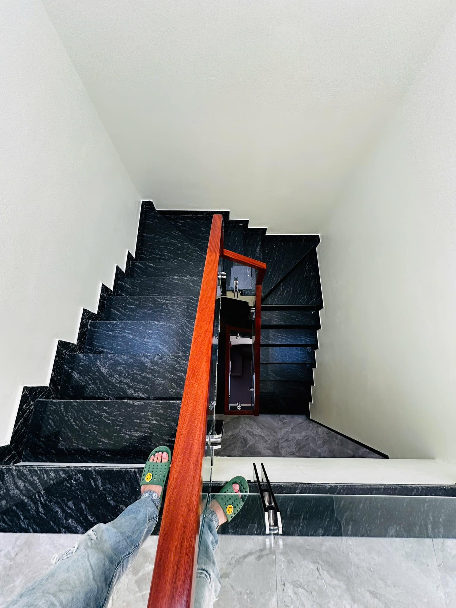 Bán nhà 3 Tầng Ngõ 9 Nguyễn Văn Cừ,P.Hồng Hải. DT:52.5m2,MT:5m Ô Góc !!!