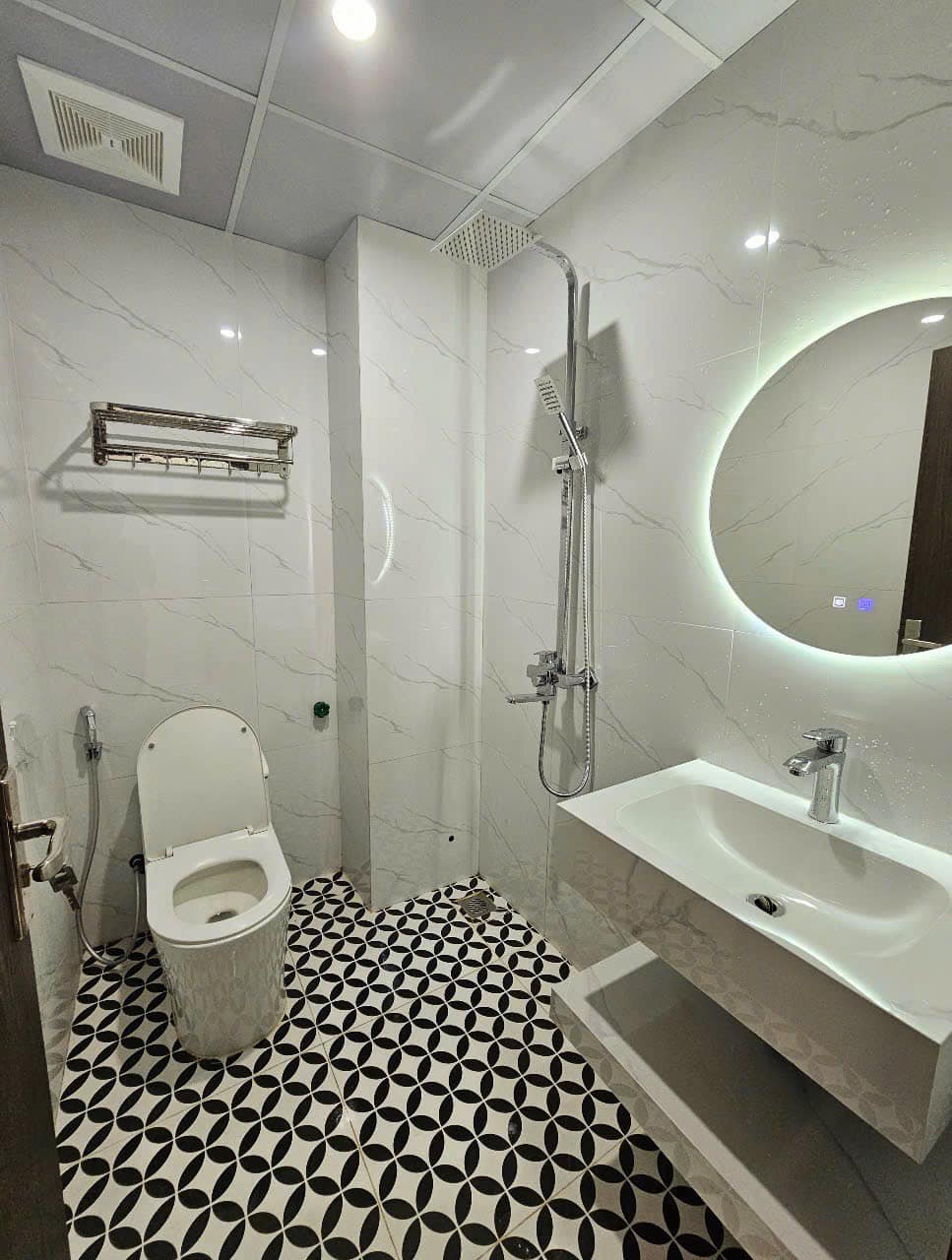 Bán Nhà 4.5 Tầng Mặt Đường Cao Thắng. DT:48m2,MT:3.5m Gần Chợ Núi Xẻ !!!