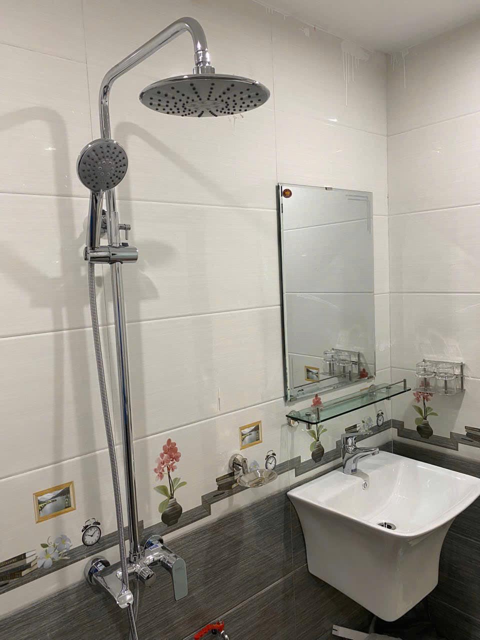 Bán Nhà 3 Tầng Ngõ 20 Cao Xanh. DT:55m2,MT:4.5m.Oto Đỗ Cửa Giá Rẻ !!!