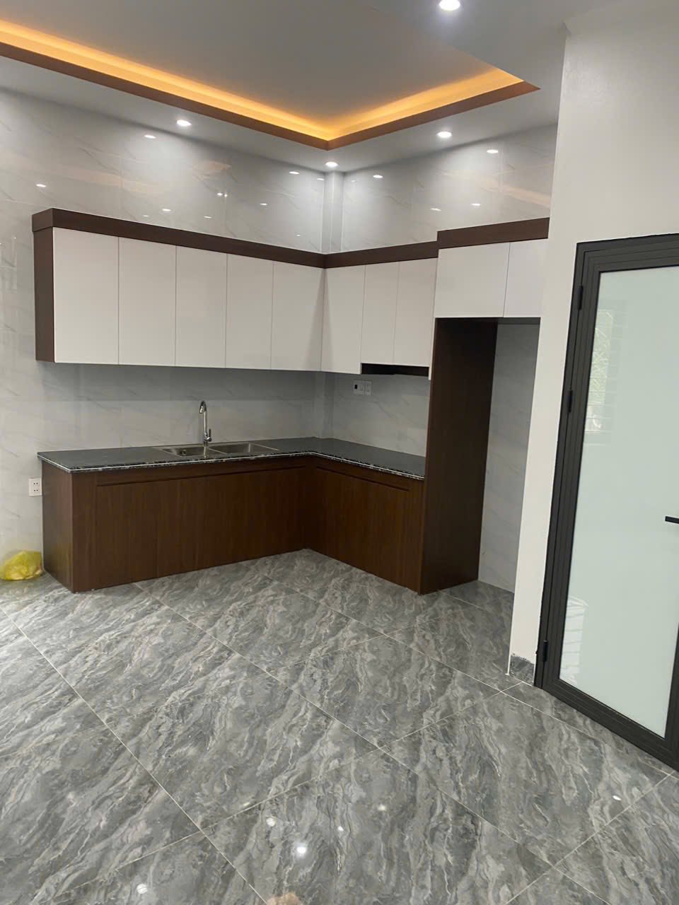 Bán Nhà 3 Tầng Full Nội Thất Ngõ 20 Cao Xanh. DT:52m2,MT:4.6m !!!