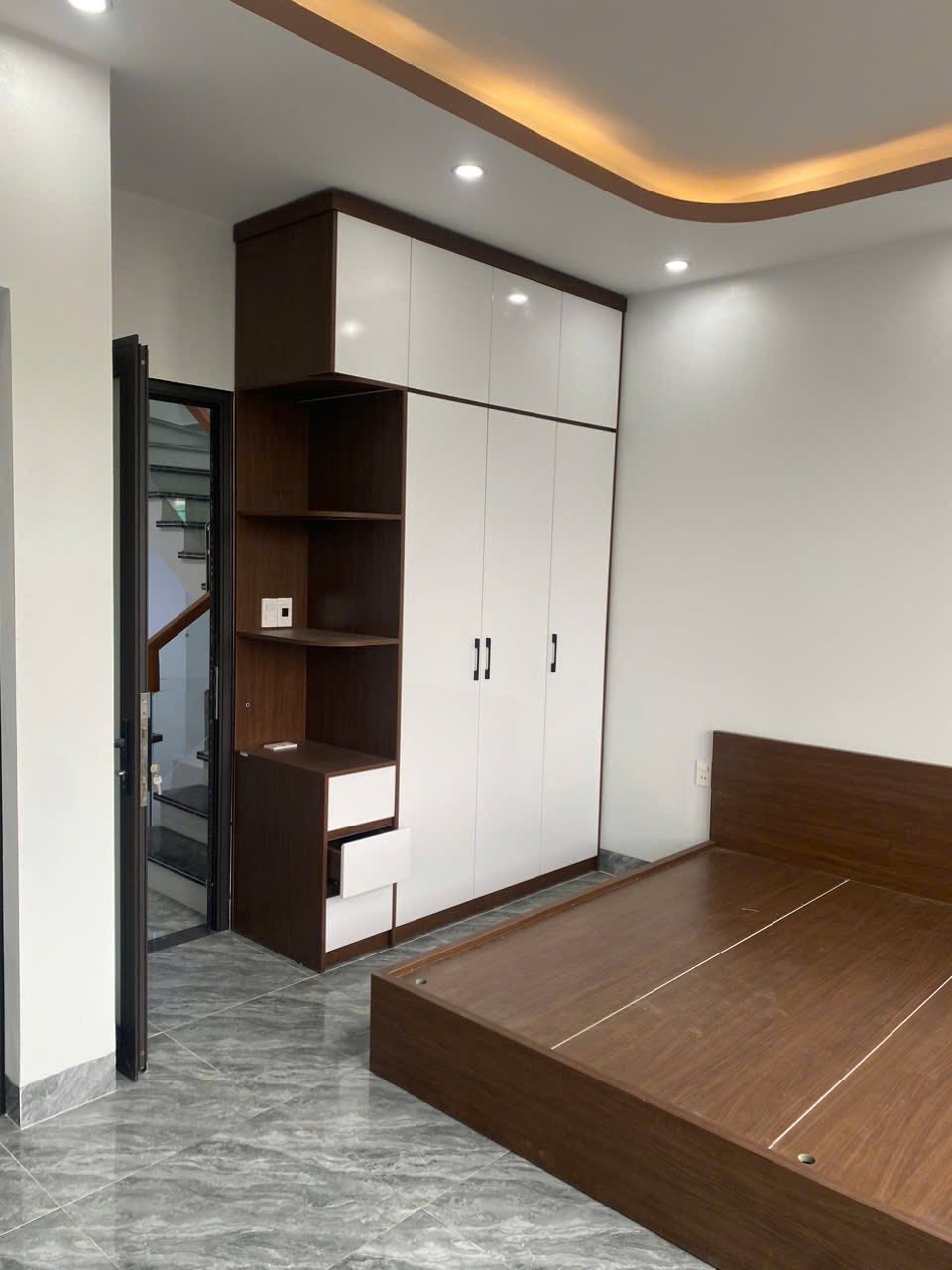 Bán Nhà 3 Tầng Full Nội Thất Ngõ 20 Cao Xanh. DT:52m2,MT:4.6m !!!