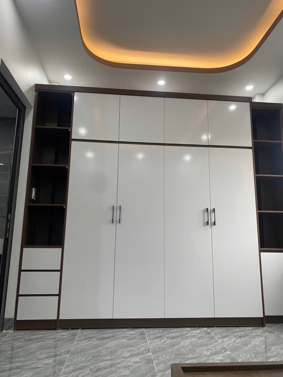 Bán Nhà 3 Tầng Full Nội Thất Ngõ 20 Cao Xanh. DT:52m2,MT:4.6m !!!