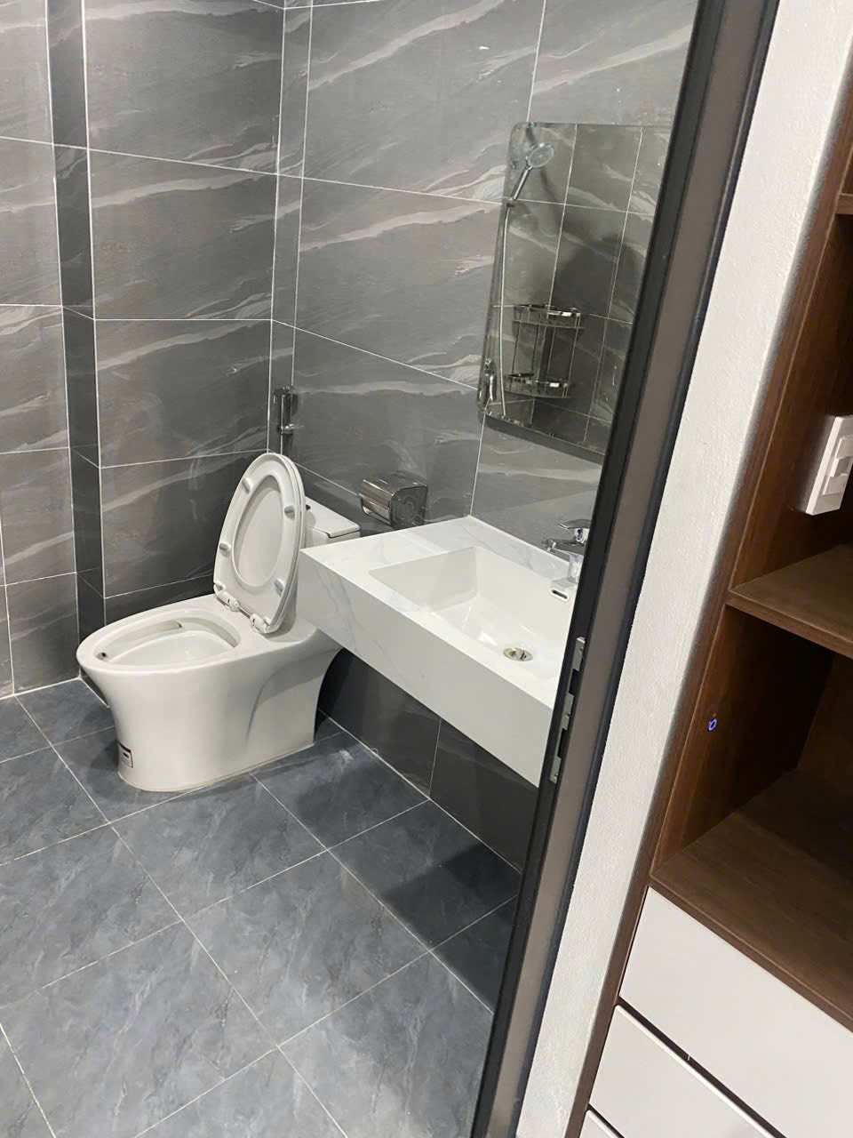 Bán Nhà 3 Tầng Full Nội Thất Ngõ 20 Cao Xanh. DT:52m2,MT:4.6m !!!