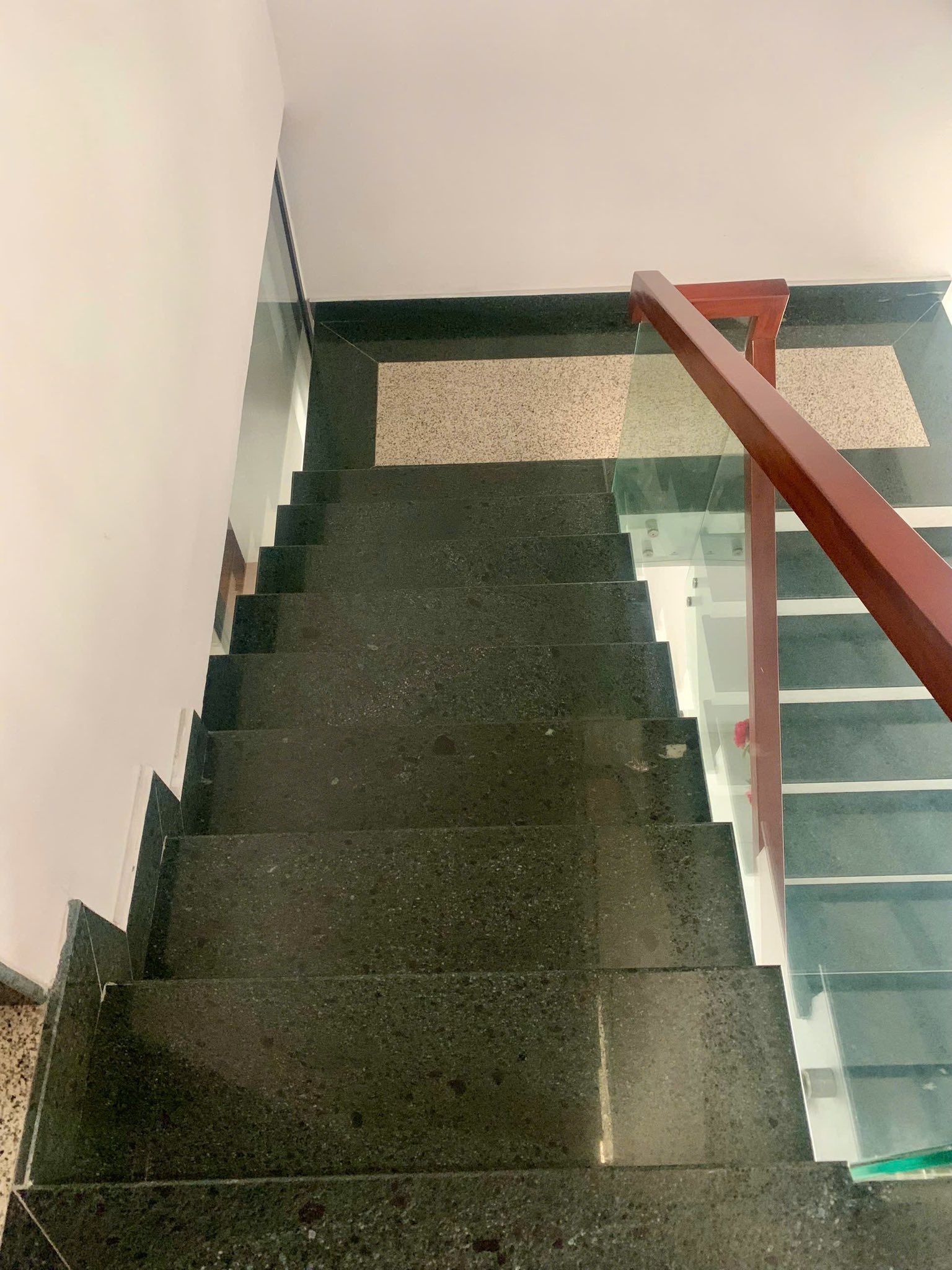 Bán Nhà 3.5 Tầng Trung Tâm Cột 3. DT:67.5m2,MT:4.5m Quay Biển !!!