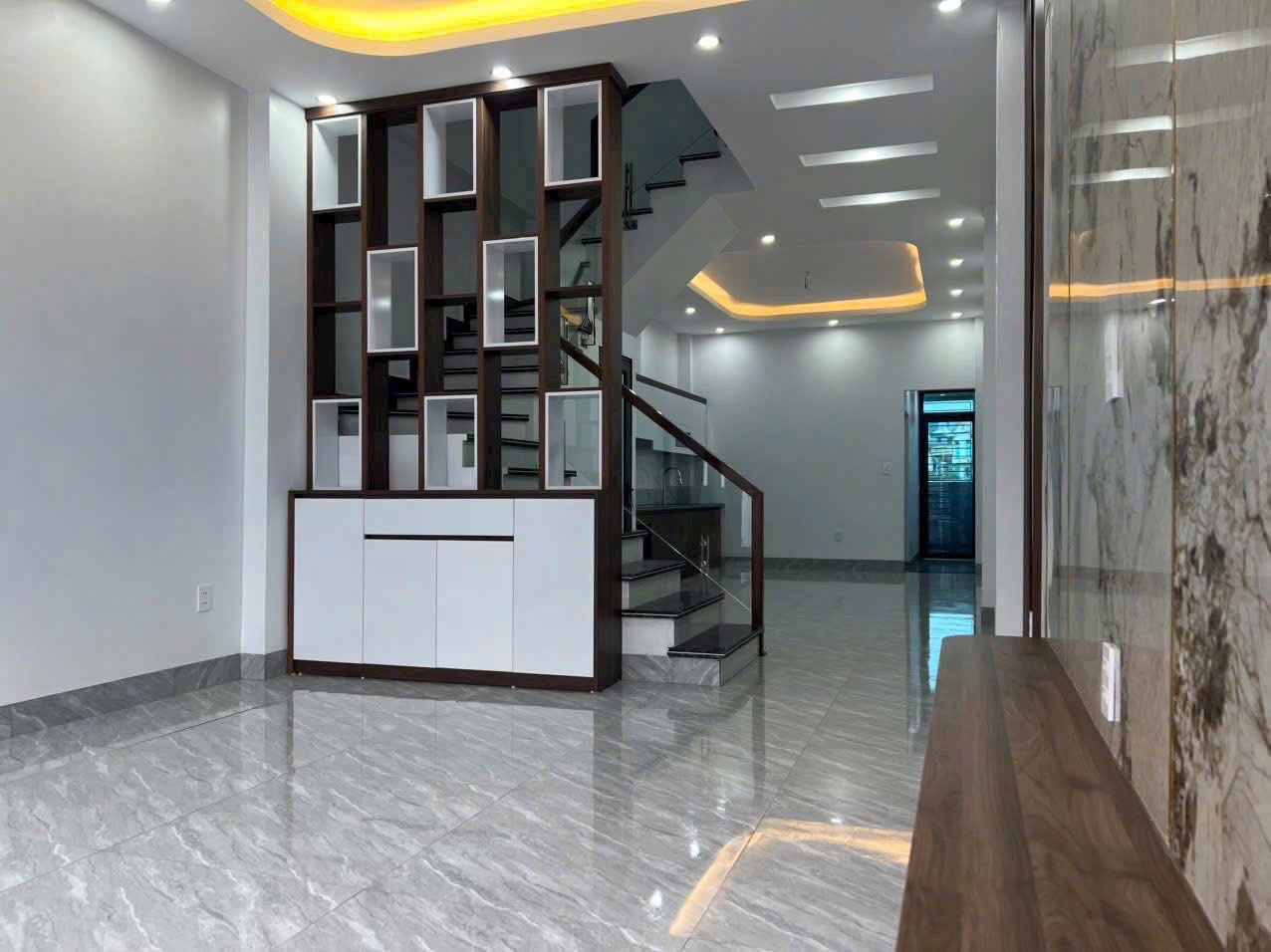 Bán Nhà 3 Tầng Ngõ 28 Cao Xanh,P.Cao Xanh. DT:82m2,MT:4m. Oto Đỗ Cửa !!!