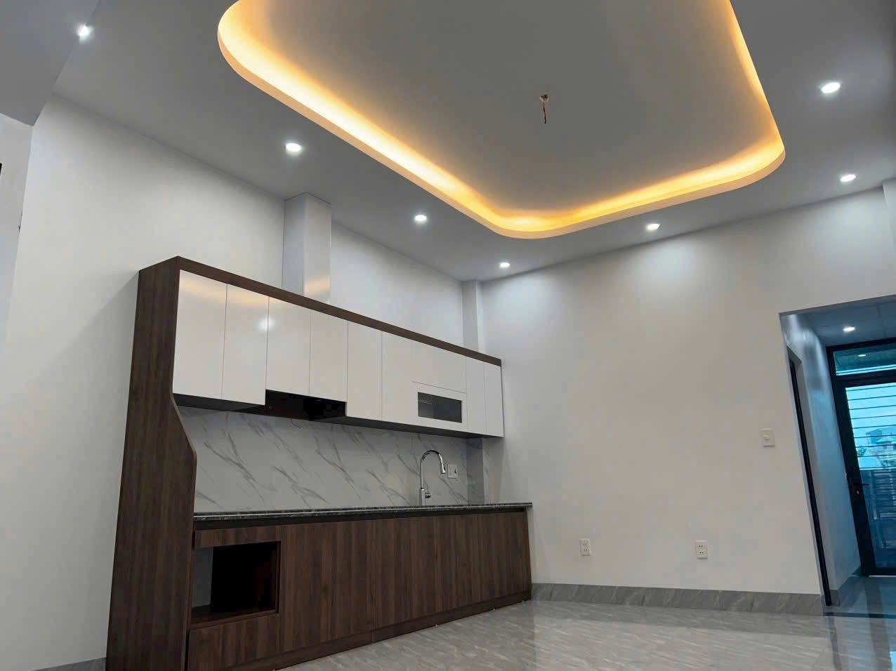 Bán Nhà 3 Tầng Ngõ 28 Cao Xanh,P.Cao Xanh. DT:82m2,MT:4m. Oto Đỗ Cửa !!!