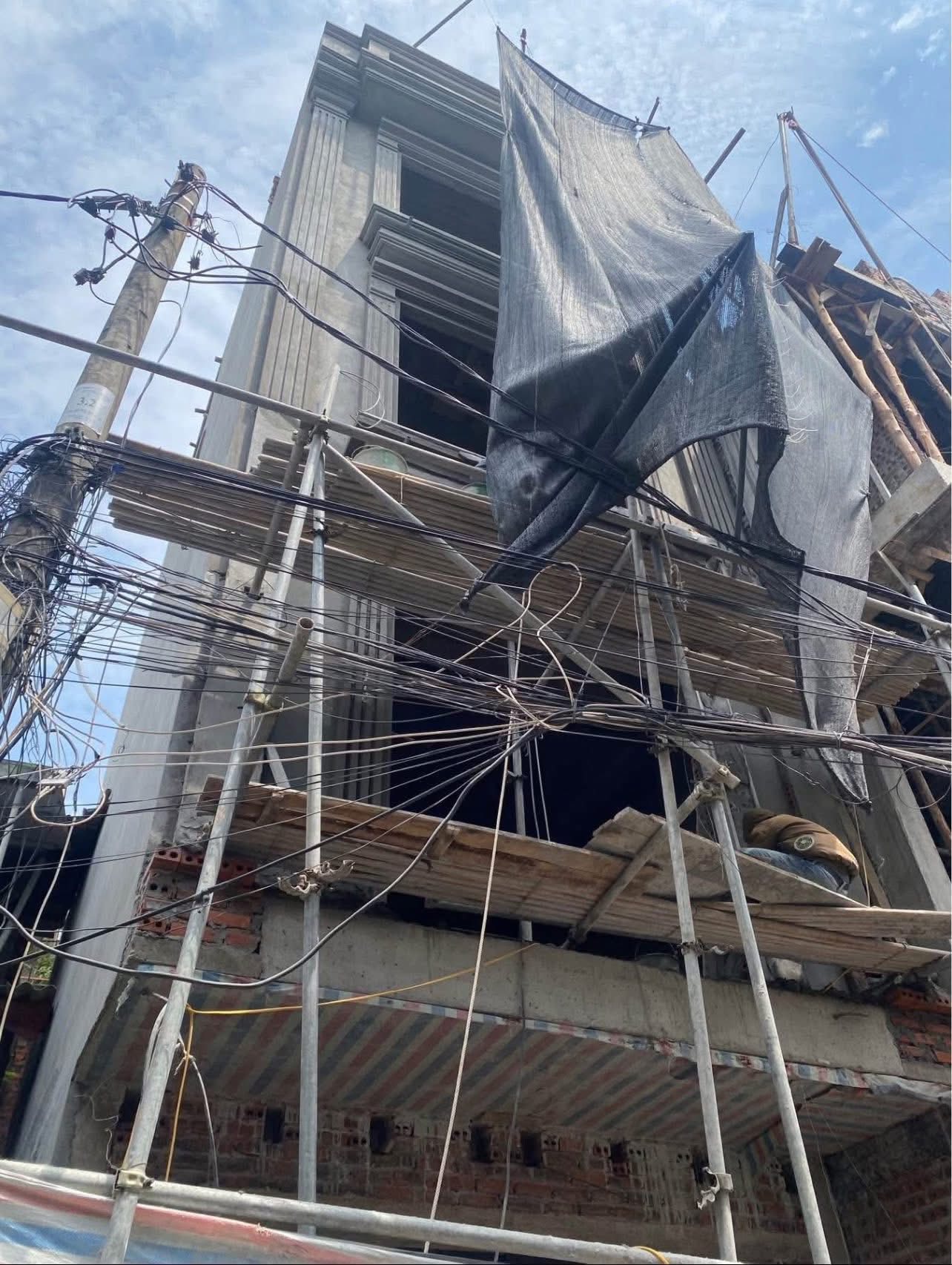 Bán Nhà 5 Tầng Sau Lideco Trần Hưng Đạo DT:40.5m2 Oto Đỗ Cửa