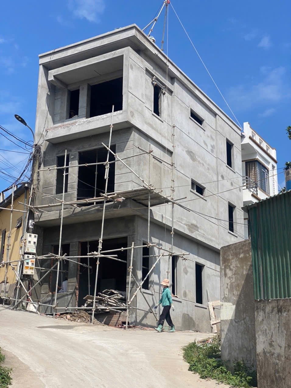 Bán Nhà 3 Tầng Ô Góc Sau Sân Vận Động Hà Lầm,DT:59m2 Oto Đỗ Cửa !!!