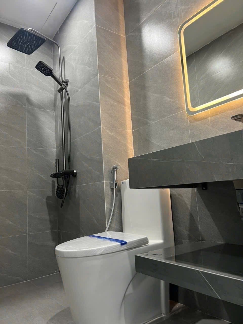 Bán Nhà 3 Tầng Ô Góc Sau Sân Vận Động Hà Lầm,DT:59m2 Oto Đỗ Cửa !!!