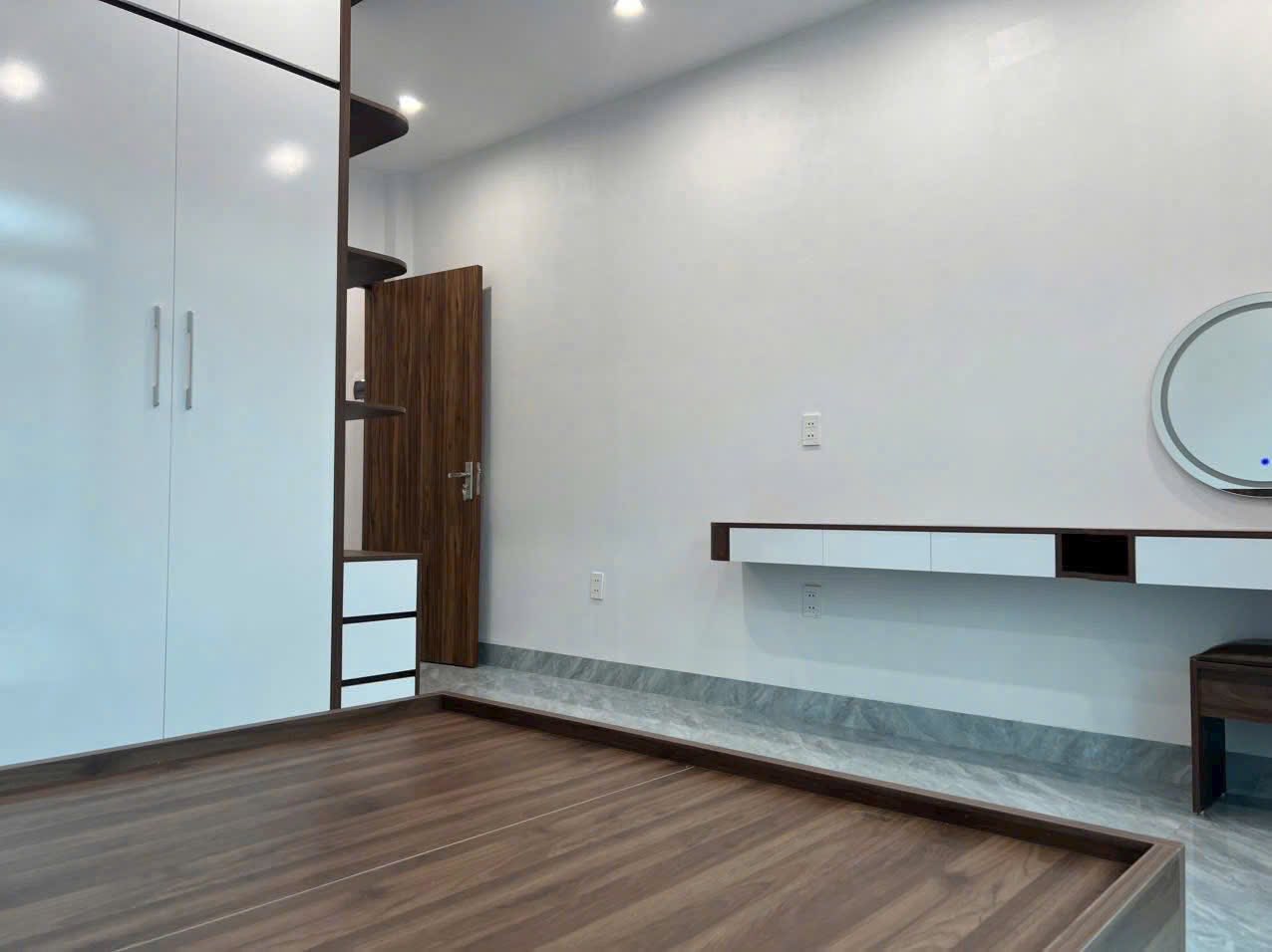 Bán Nhà 3 Tầng Ngõ 28 Cao Xanh,P.Cao Xanh. DT:82m2,MT:4m. Oto Đỗ Cửa !!!