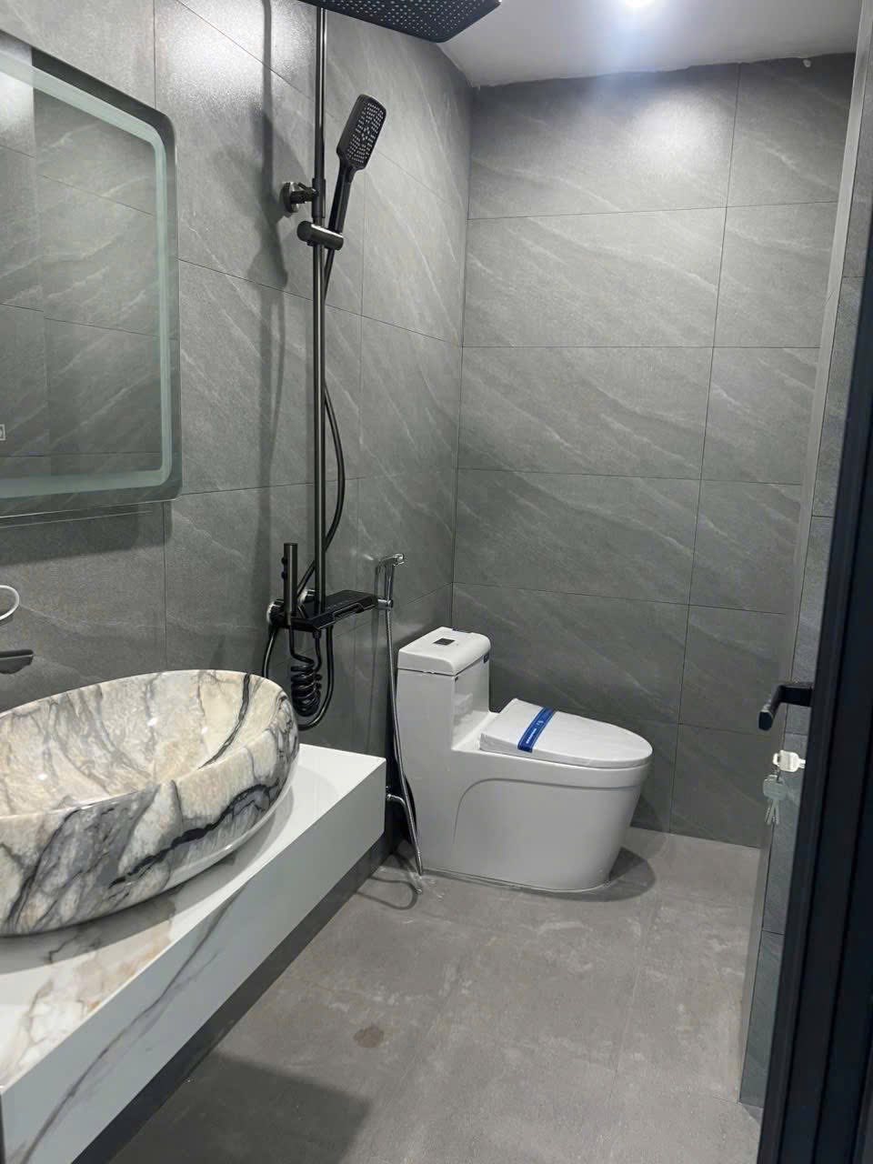 Bán Nhà 3 Tầng Ngõ 28 Cao Xanh,P.Cao Xanh. DT:82m2,MT:4m. Oto Đỗ Cửa !!!