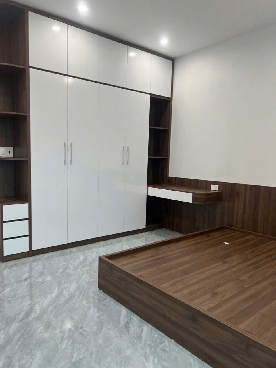 Bán Nhà 3 Tầng Ngõ 28 Cao Xanh,P.Cao Xanh. DT:82m2,MT:4m. Oto Đỗ Cửa !!!
