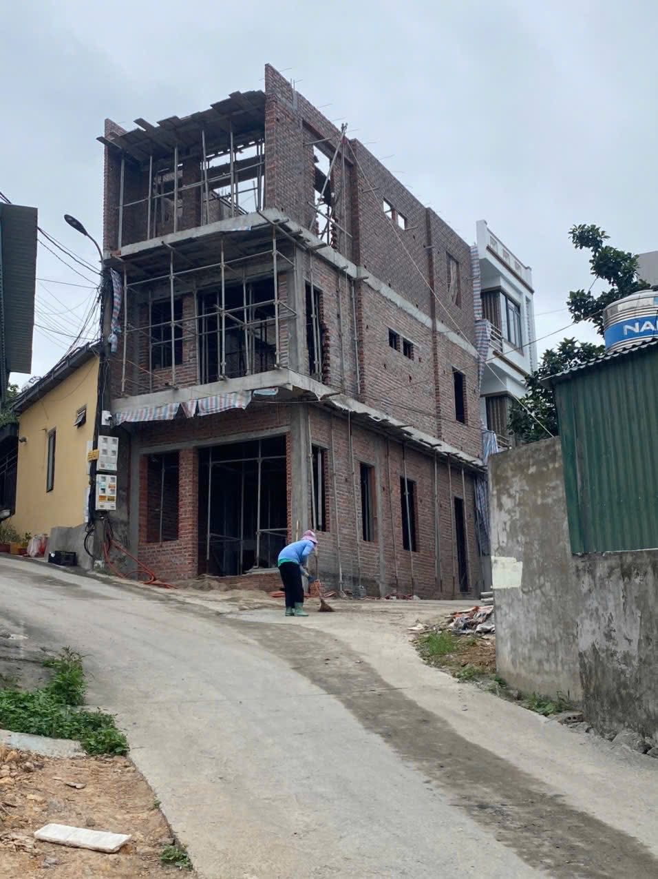 Bán Nhà 3 Tầng Ô Góc Sân Vận Động Hà Lầm,DT:59m2 Oto Đỗ Cửa !!!