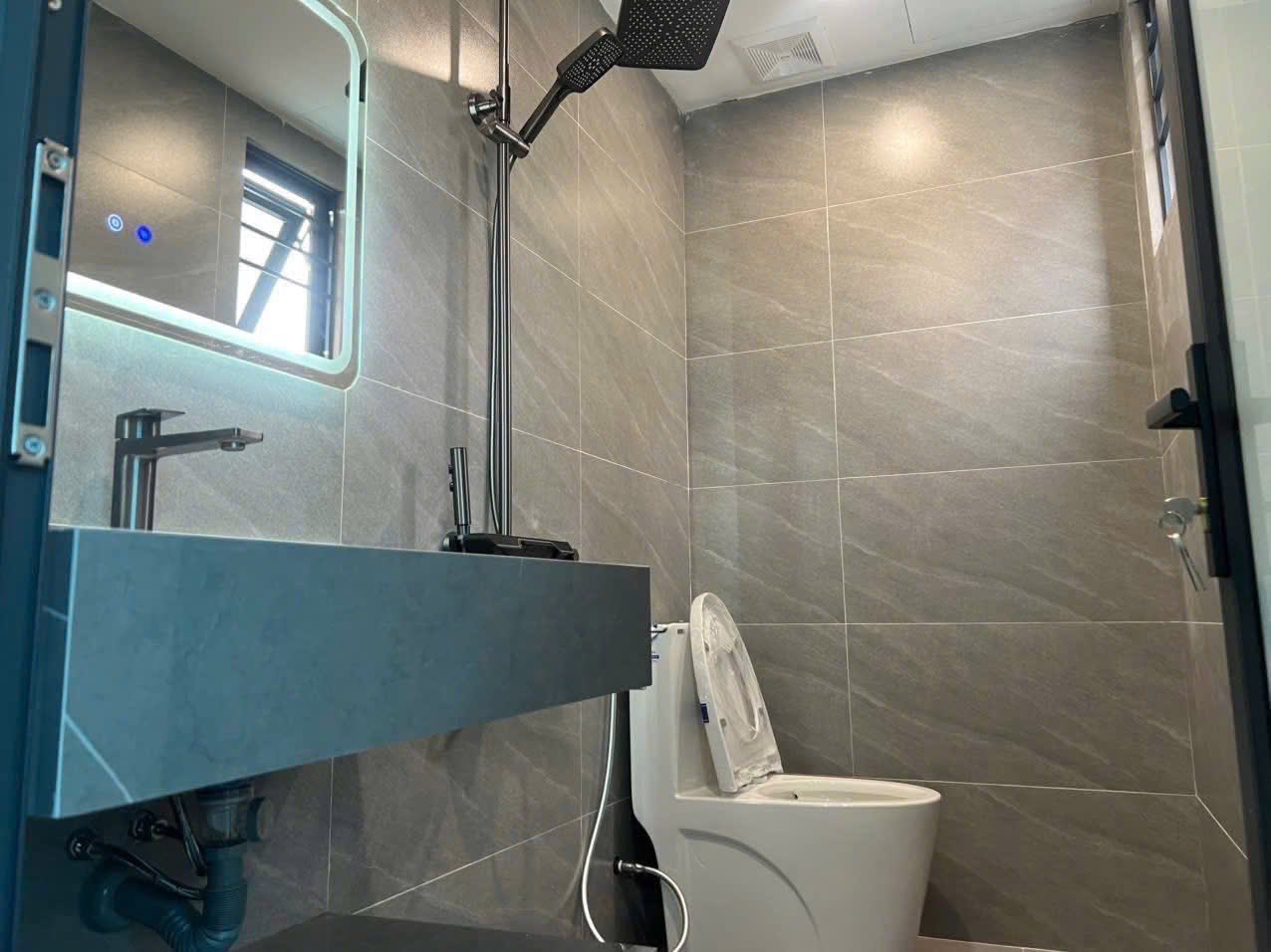 Bán Nhà 3 Tầng Ô Góc Sau Sân Vận Động Hà Lầm,DT:59m2 Oto Đỗ Cửa !!!