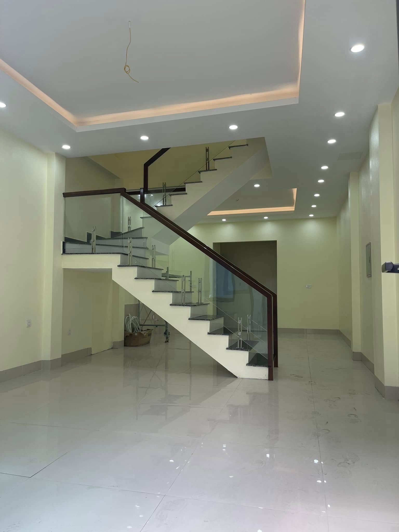 Bán Nhà 3 Tầng Ngõ 33 Cao Xanh,P.Cao Xanh. DT:54m2,MT:4.5m Oto Đỗ Cửa !!!