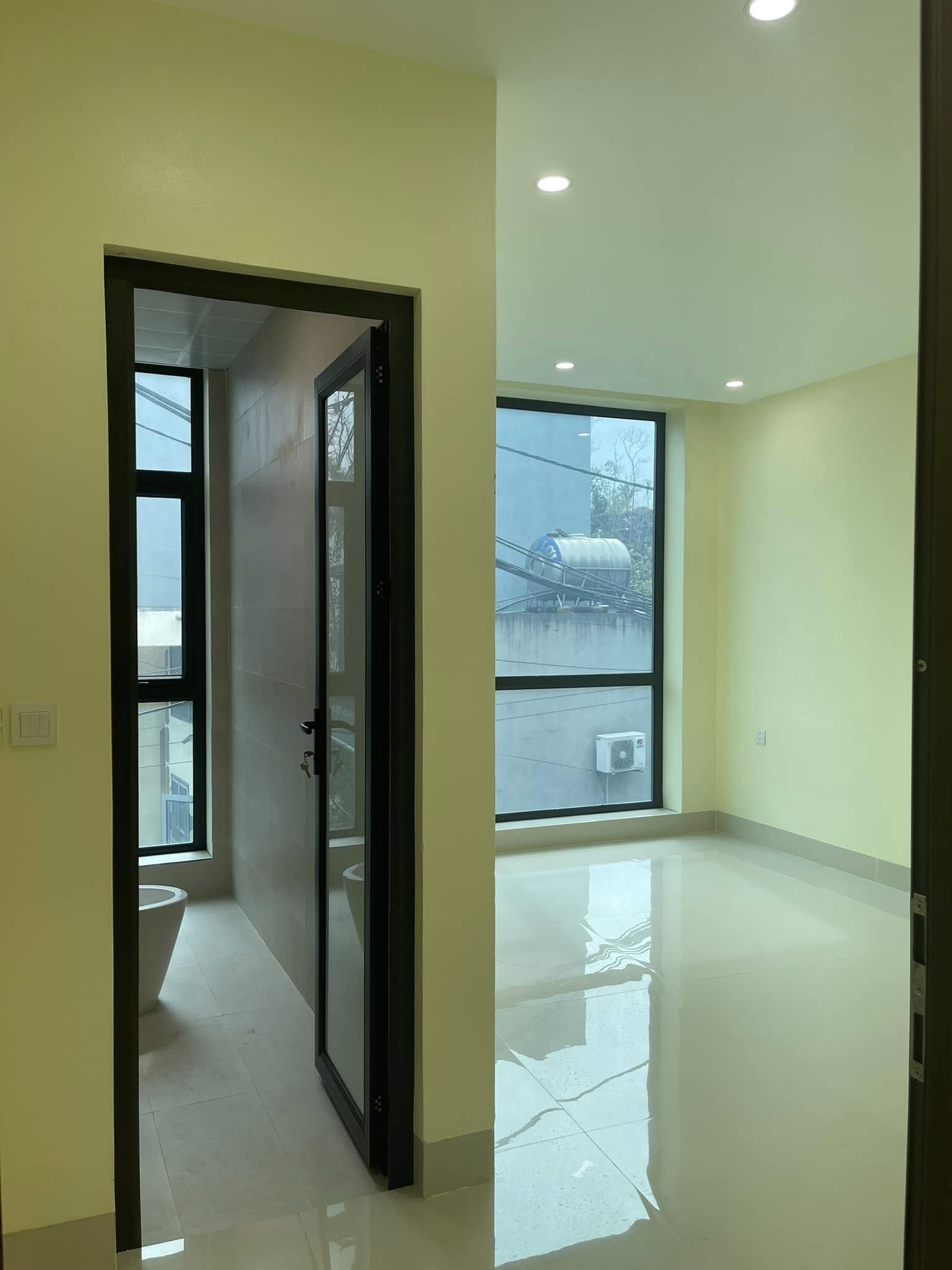 Bán Nhà 3 Tầng Ngõ 33 Cao Xanh,P.Cao Xanh. DT:54m2,MT:4.5m Oto Đỗ Cửa !!!