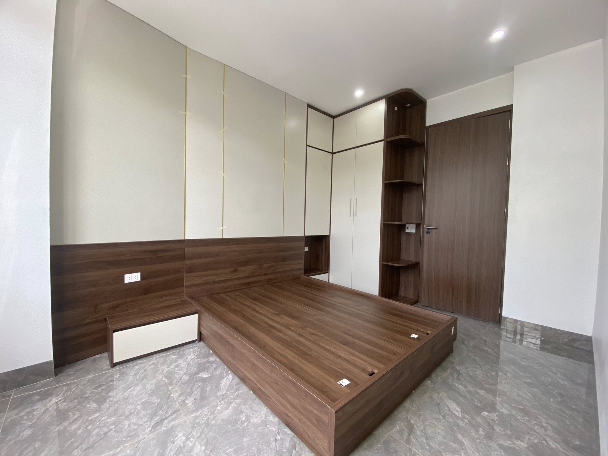 Bán Nhà 3 Tầng Ô Góc Ngõ 33 Cao Xanh Full Nội Thất Oto Đỗ Cửa !!!