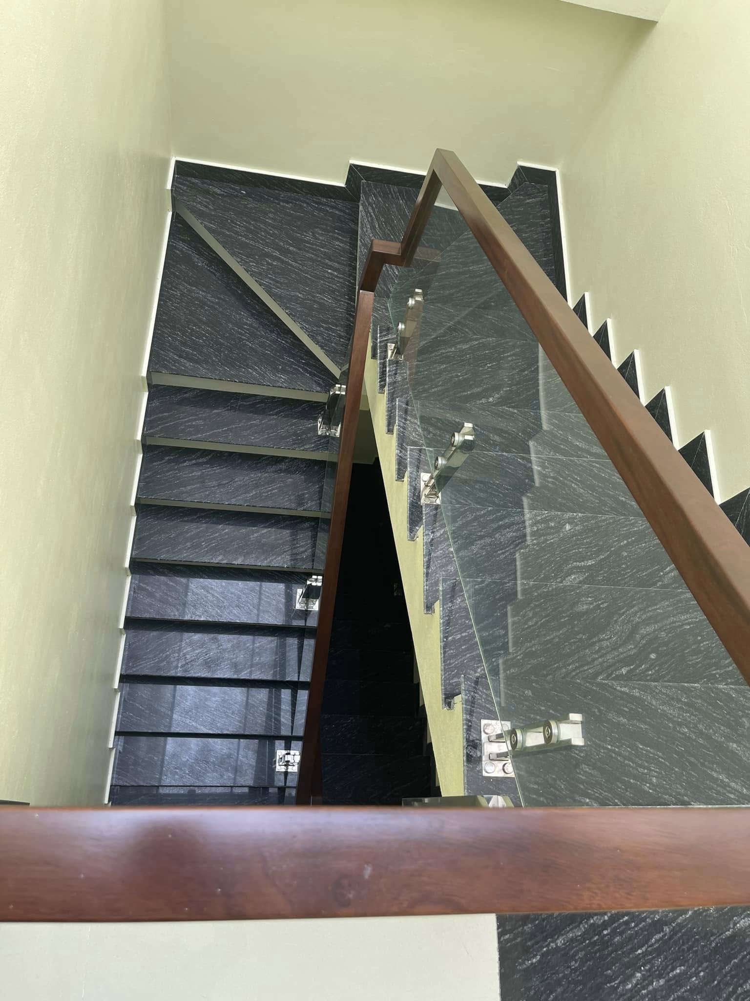 Bán Nhà 3 Tầng Ngõ 33 Cao Xanh,P.Cao Xanh. DT:54m2,MT:4.5m Oto Đỗ Cửa !!!