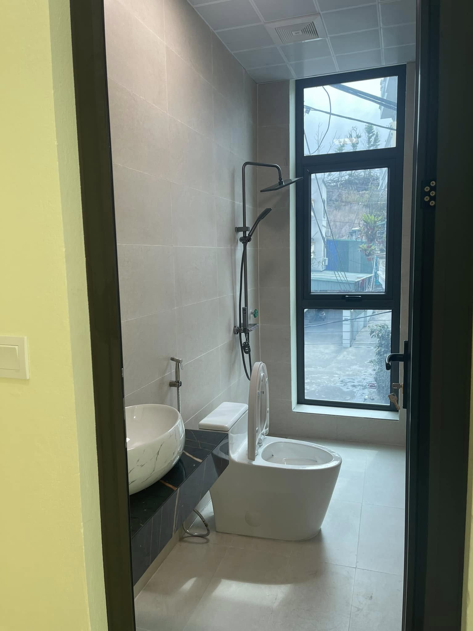 Bán Nhà 3 Tầng Ngõ 33 Cao Xanh,P.Cao Xanh. DT:54m2,MT:4.5m Oto Đỗ Cửa !!!
