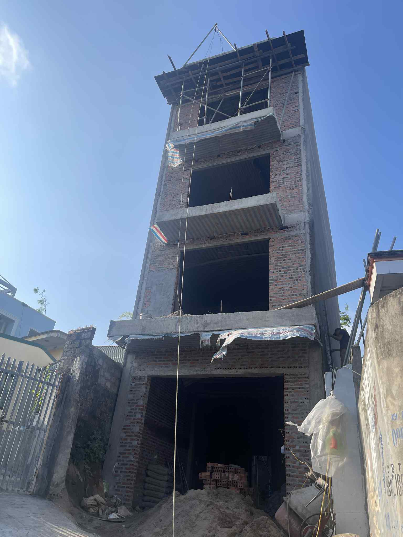 Bán Nhà 4 Tầng Gần Sở Điện Lực Cột 5,P.Hồng Hà. DT:135.6m2 Đường Oto !!!