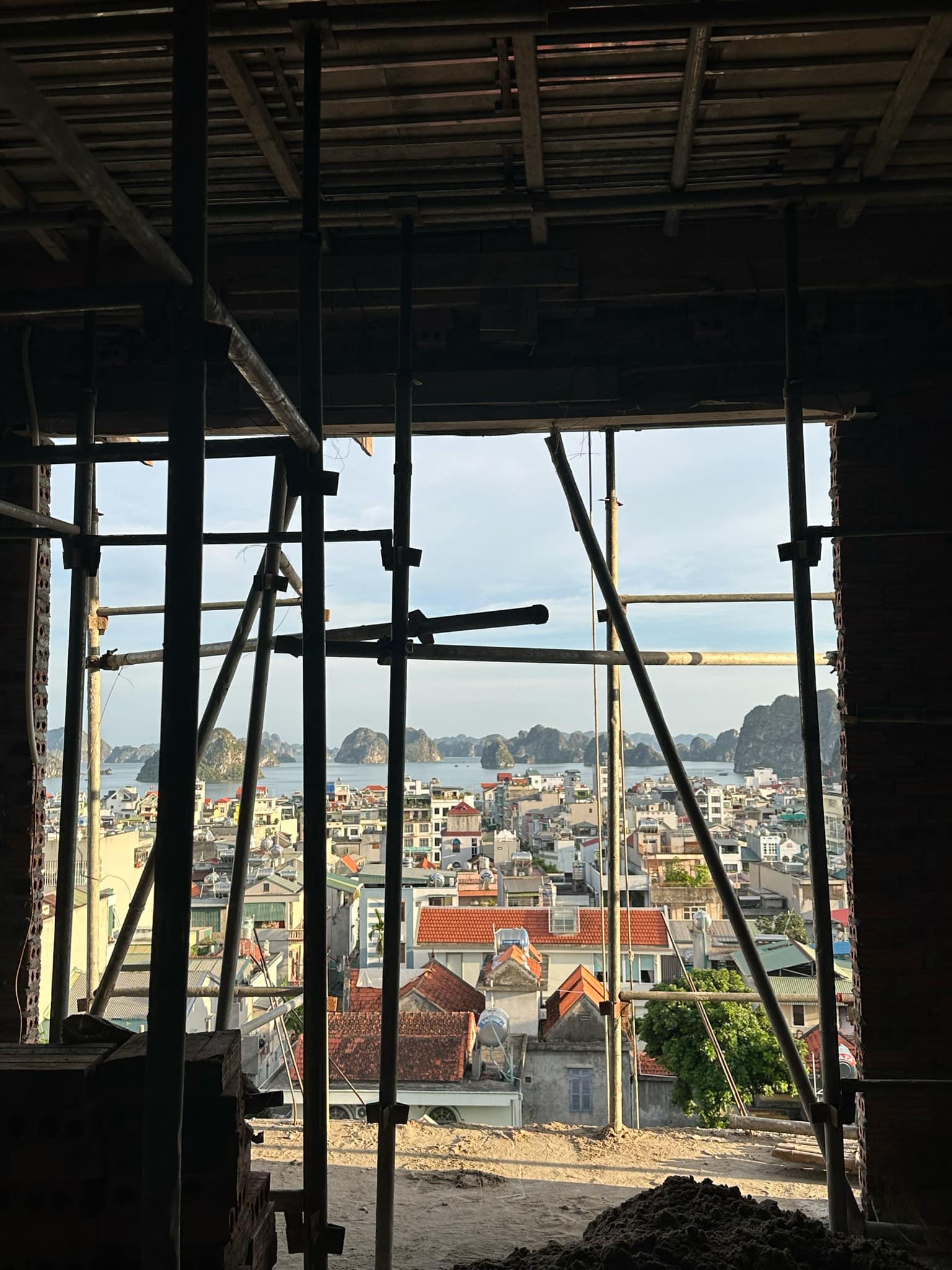 Bán Nhà 4 Tầng Gần Sở Điện Lực Cột 5,P.Hồng Hà. DT:135.6m2 Đường Oto !!!