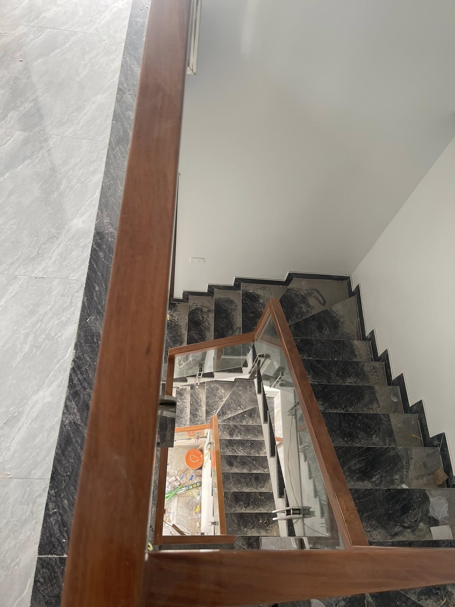Bán Nhà 3 Tầng Ô Góc Sau Sân Vận Động Hà Lầm,DT:59m2 Oto Đỗ Cửa