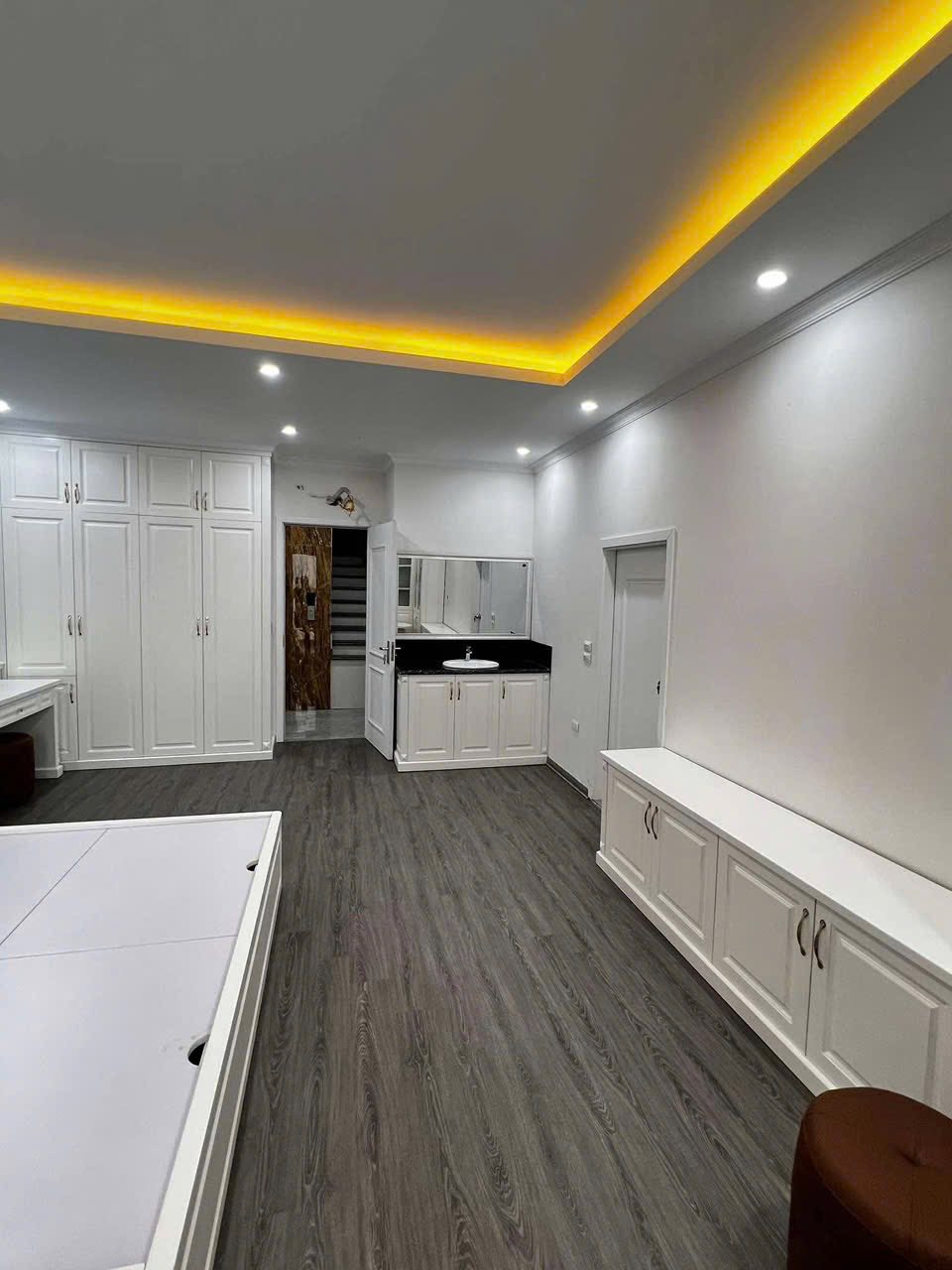 Bán Nhà 5.5 Tầng đối diện Go,Big C Cột 5. DT:60m2,MT:5m Có Thang Máy !!!