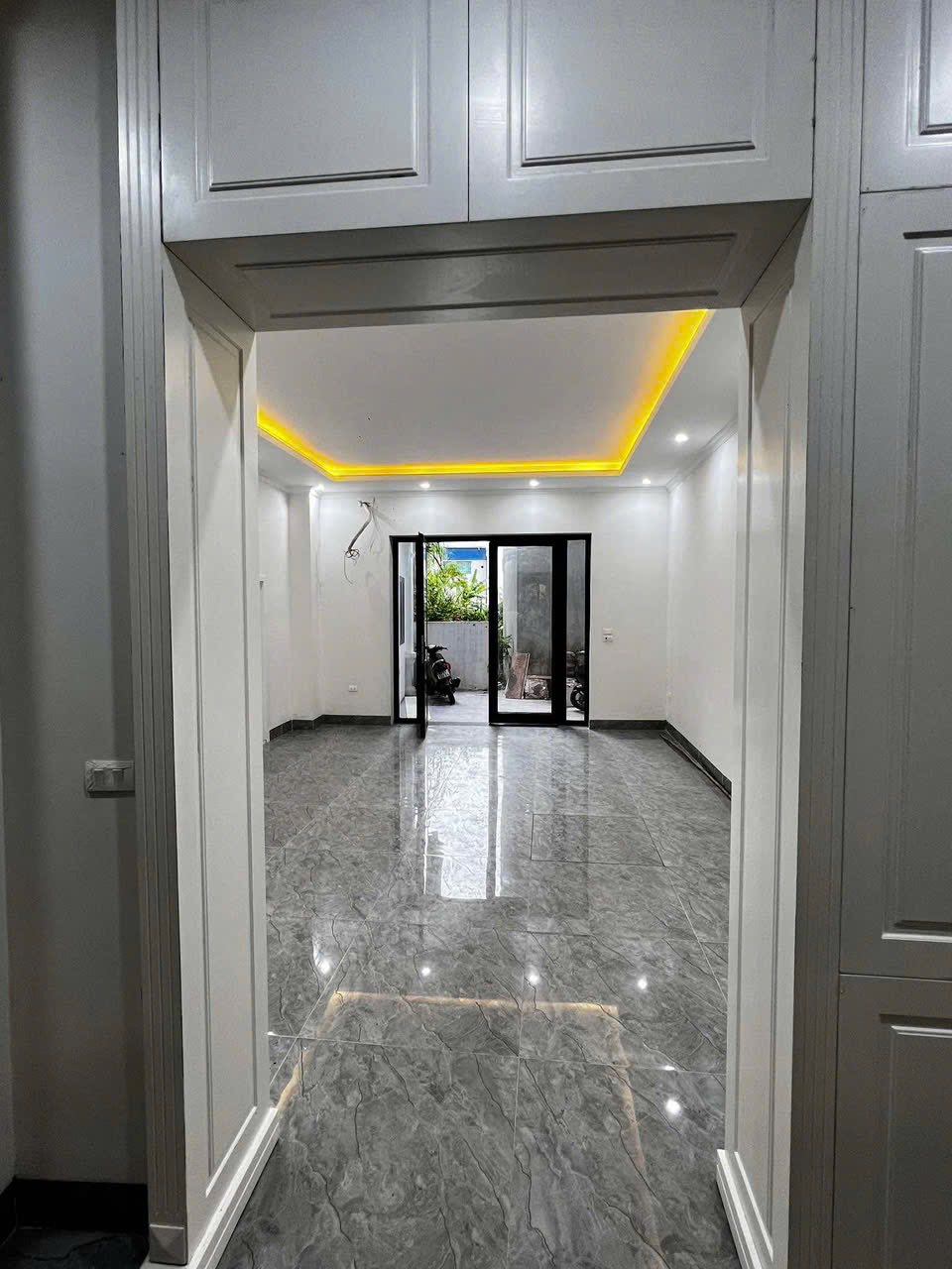 Bán Nhà 5.5 Tầng đối diện Go,Big C Cột 5. DT:60m2,MT:5m Có Thang Máy !!!