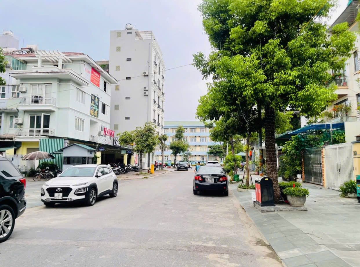 Bán Nhà 4 Tầng Liền Kề Cạnh Big C Cột 5. DT:120m2,MT:6m !!!