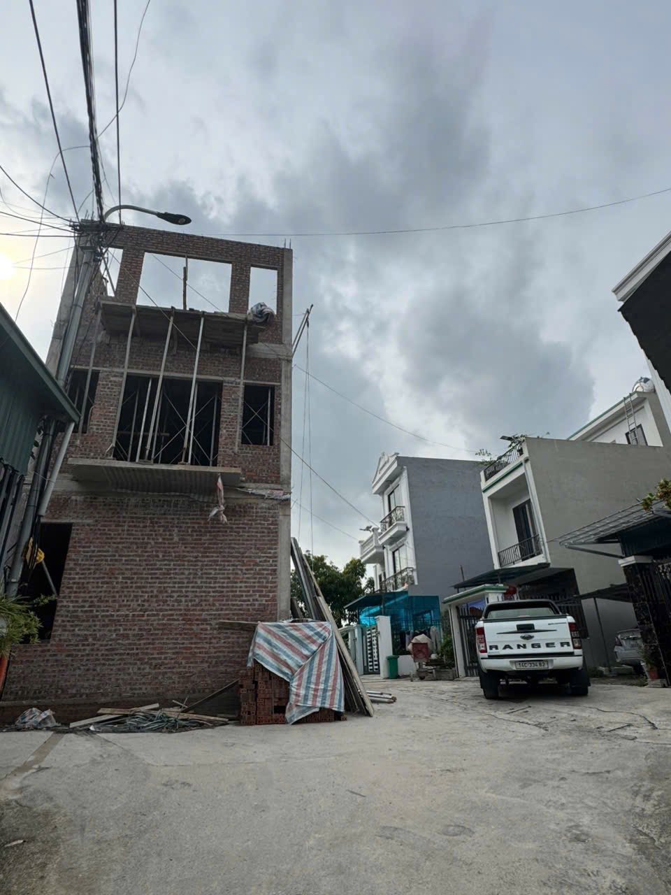 Bán Nhà 3 Tầng Ô Góc Ngõ 28 Cao Xanh. DT:54.7m2 Oto Đỗ Cửa !!!