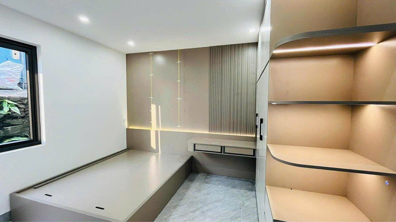 Bán Nhà 3 Tầng Ngõ 18 Cao Xanh,DT:55m2,MT:5.2m Oto Đỗ Cửa !!!