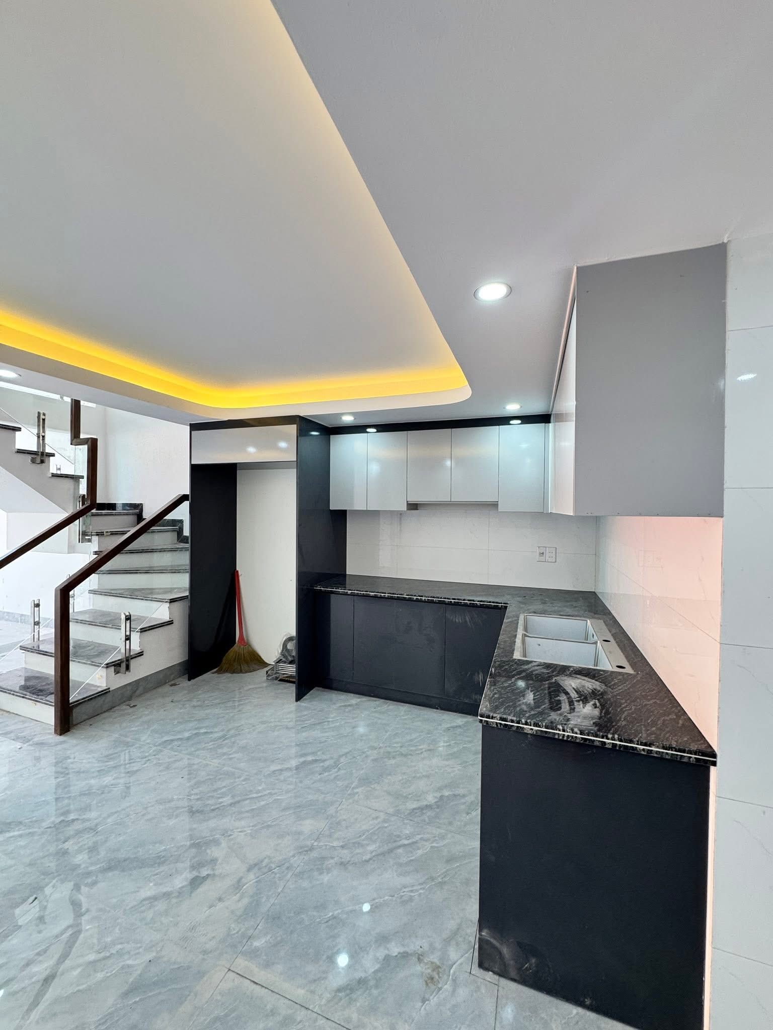 Bán Nhà 3 Tầng 1 Xép Có Gara Oto Ngõ 17 Cao Thắng. DT:56.7m2 !!!