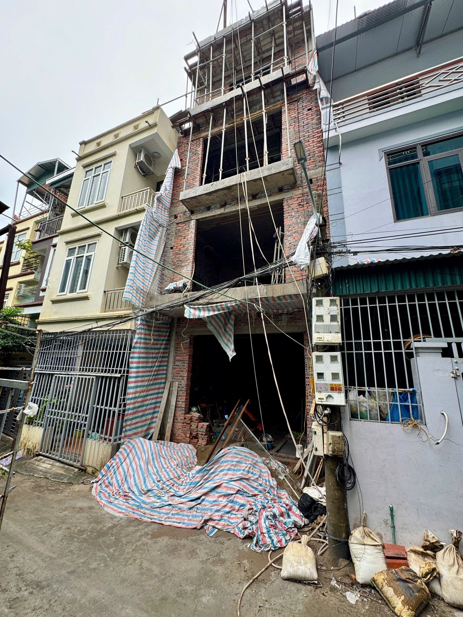 Bán Nhà 4 Tầng Nghĩa Địa Đạo – Hạ Long. DT:54.5m2,MT:5m Oto Tận Cửa !!!