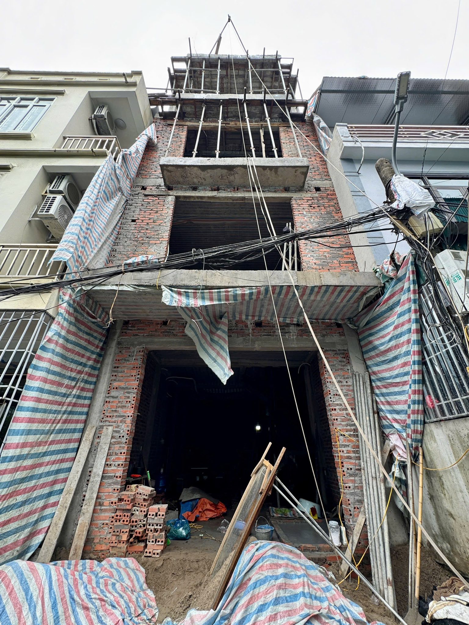 Bán Nhà 4 Tầng Nghĩa Địa Đạo – Hạ Long. DT:54.5m2,MT:5m Oto Tận Cửa !!!