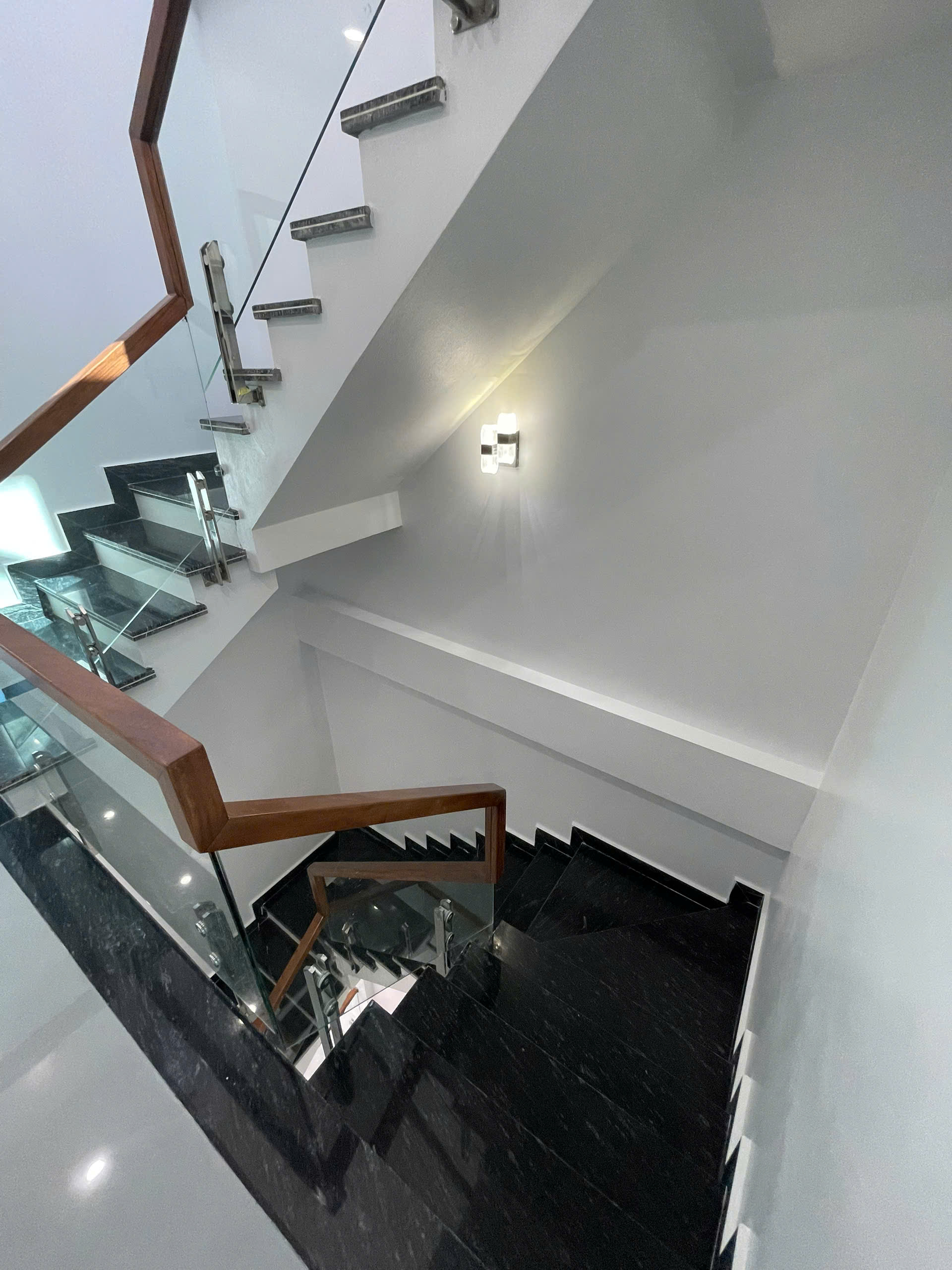 Bán Nhà 3.5 Tầng Ngõ 14 Cao Thắng. DT:54m2,MT:4.5m. Oto Đỗ Cửa !!!