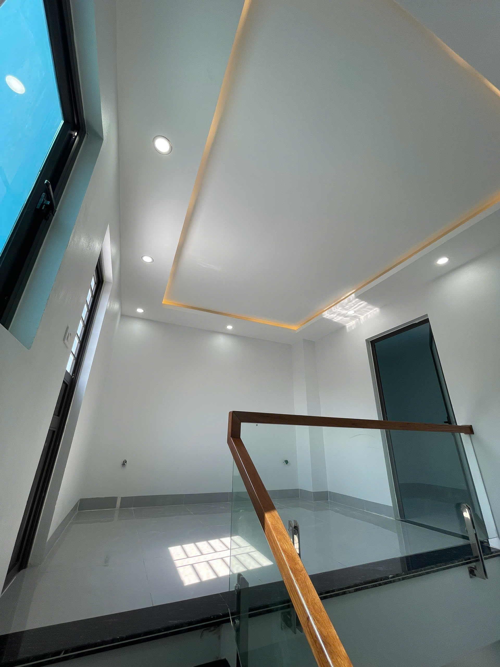 Bán Nhà 3.5 Tầng Ngõ 14 Cao Thắng. DT:54m2,MT:4.5m. Oto Đỗ Cửa !!!