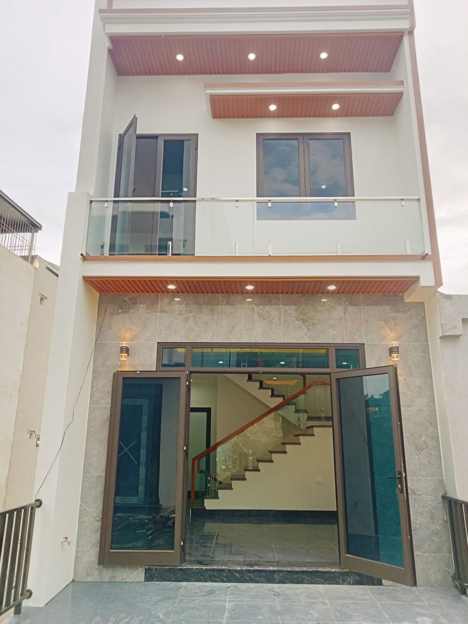 Bán Nhà 3 Tầng Ngõ 20 Cao Xanh. DT:50m2 Oto Tận Nơi Giá Rẻ !!!