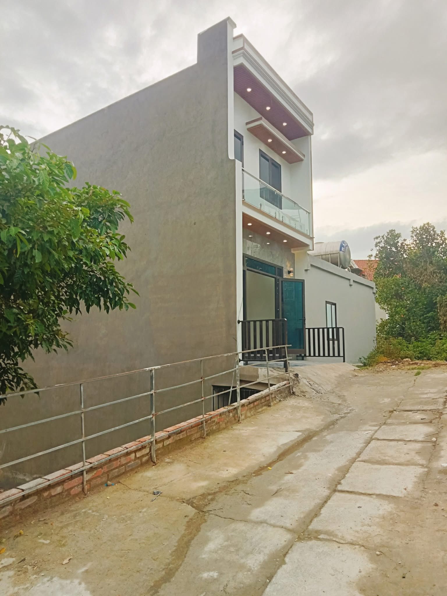 Bán Nhà 3 Tầng Ngõ 20 Cao Xanh. DT:50m2 Oto Tận Nơi Giá Rẻ !!!