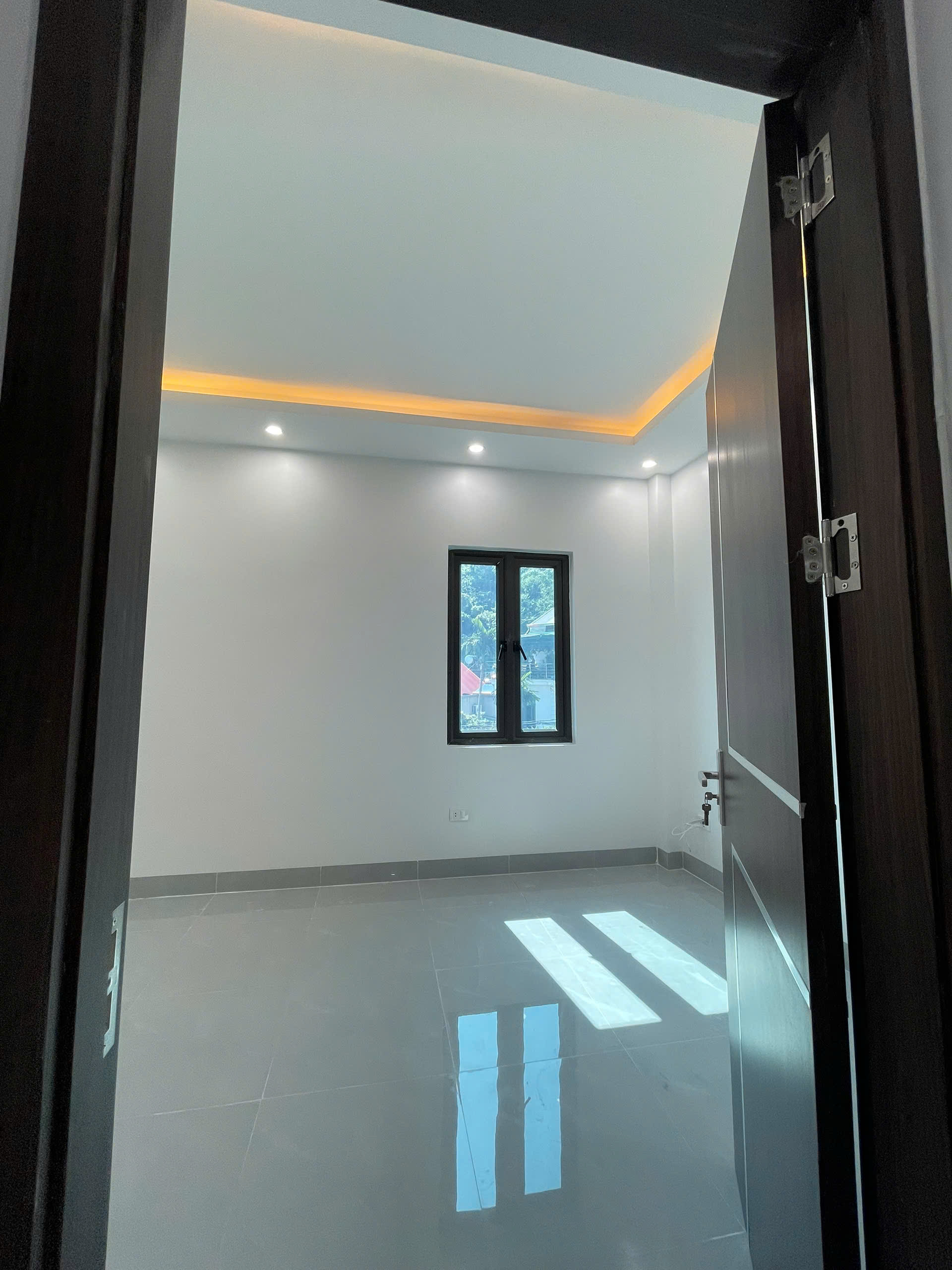 Bán Nhà 3.5 Tầng Ngõ 14 Cao Thắng. DT:54m2,MT:4.5m. Oto Đỗ Cửa !!!