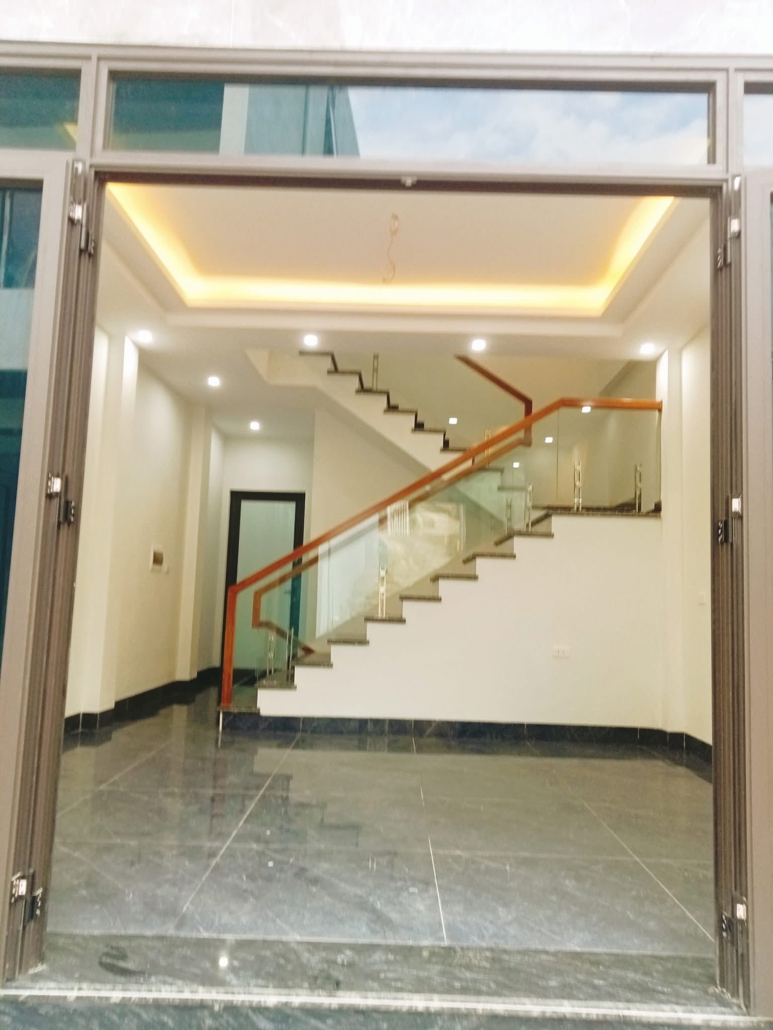 Bán Nhà 3 Tầng Ngõ 20 Cao Xanh. DT:50m2 Oto Tận Nơi Giá Rẻ !!!