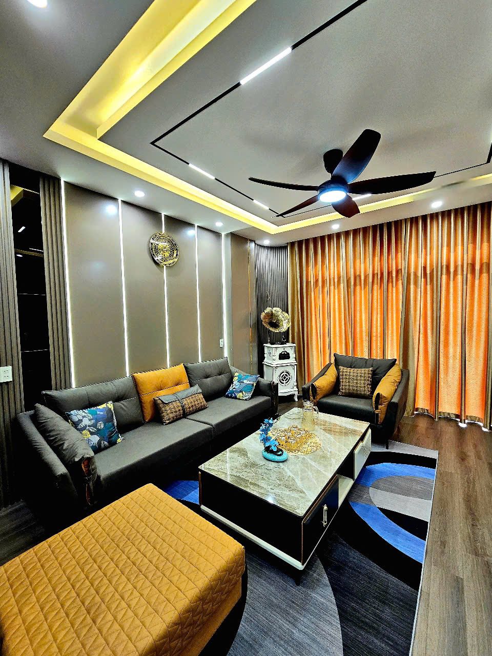 Bán Nhà 5 Tầng Mặt Đường Nguyễn Văn Cừ Cột 8. DT:75m2,MT:4.7m !!!