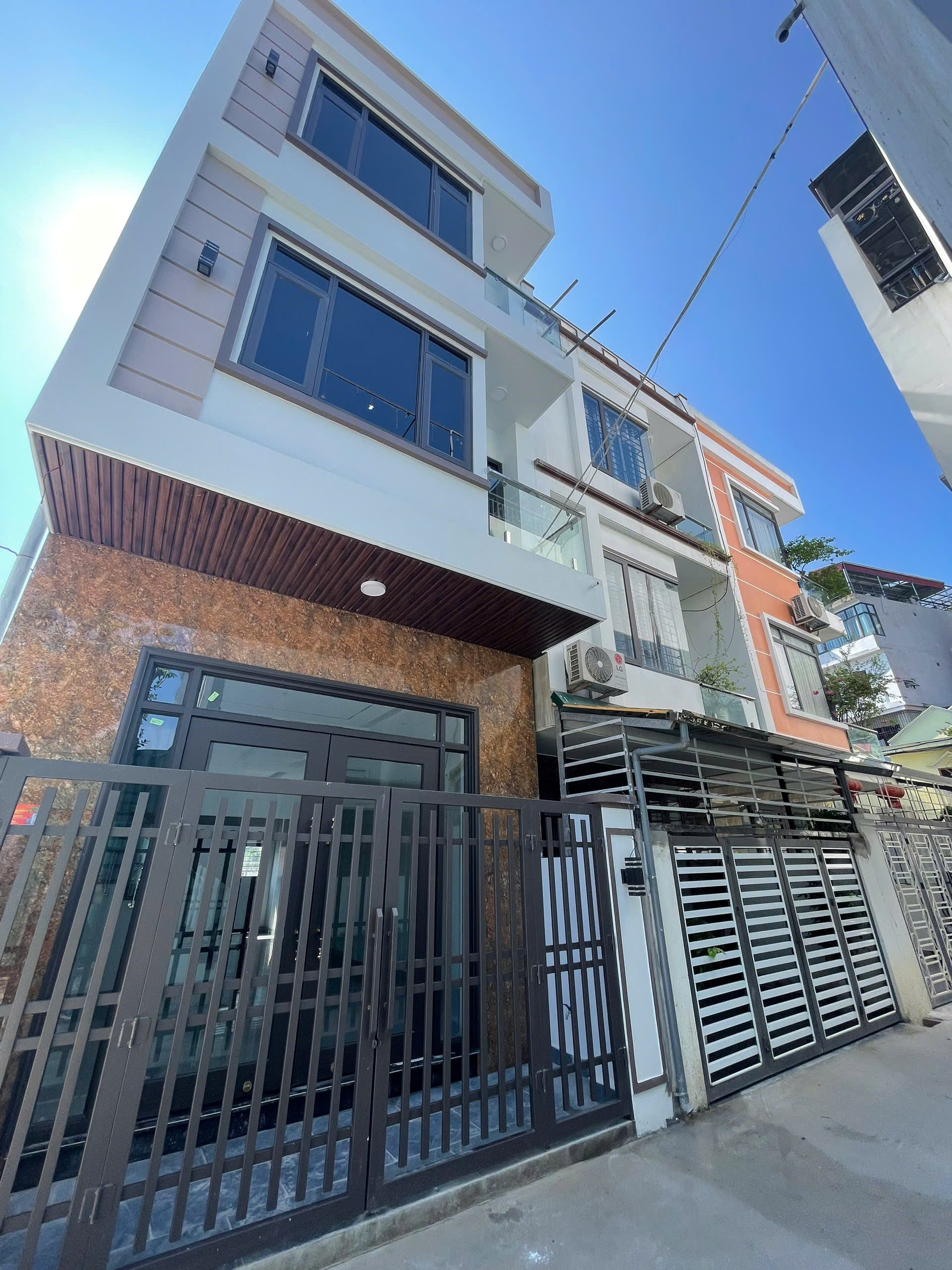 Bán Nhà 3.5 Tầng Ngõ 14 Cao Thắng. DT:54m2,MT:4.5m. Oto Đỗ Cửa !!!